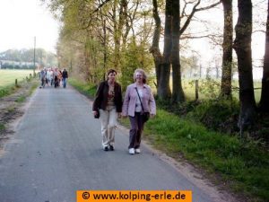 Das Bild zeigt zwei weibliche Personen beim Wandern